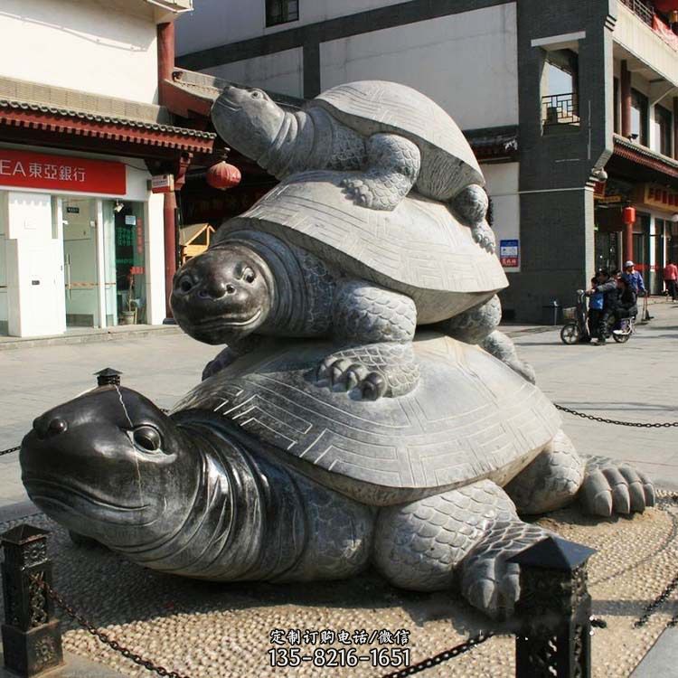 三只乌龟石雕，背上背乌龟