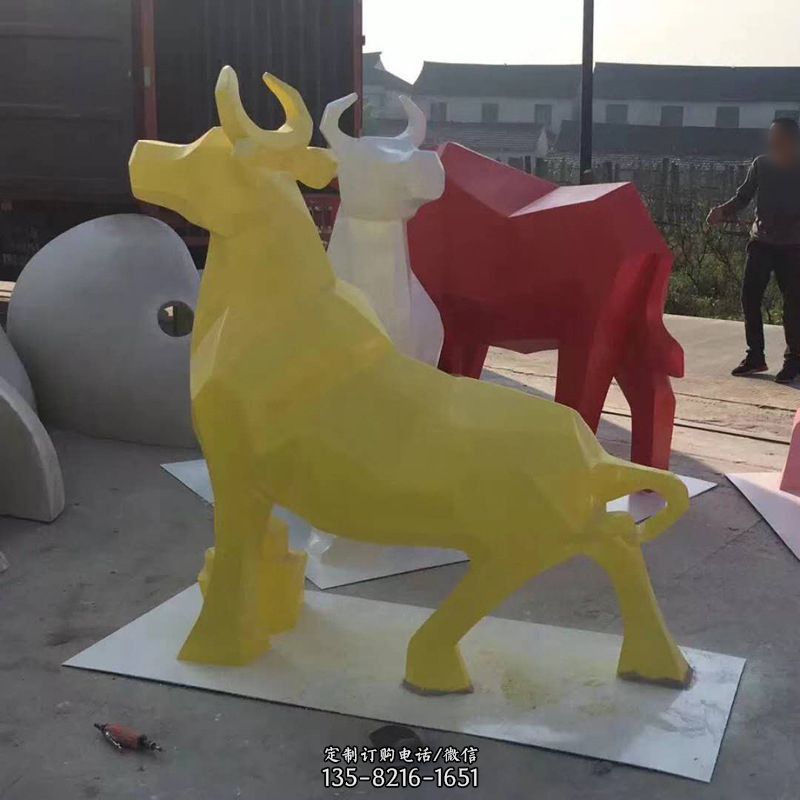 切面抽象牛雕塑 黄色