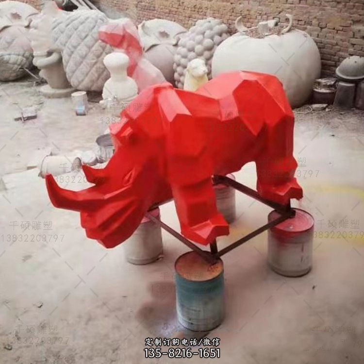 红色几何切面抽象犀牛雕塑