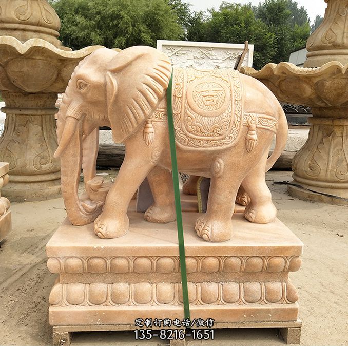 石材石雕大象-地铁站前的彩色大象雕塑