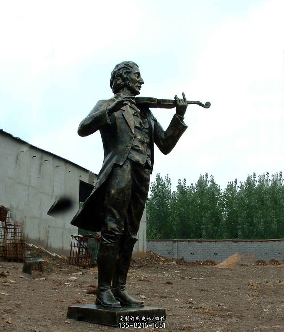 著名的小提琴大师帕格尼尼​雕像
