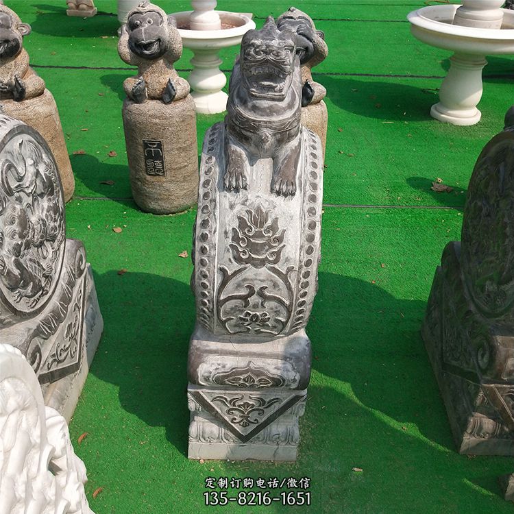 古代石雕狮子门墩 古代石雕狮子门墩