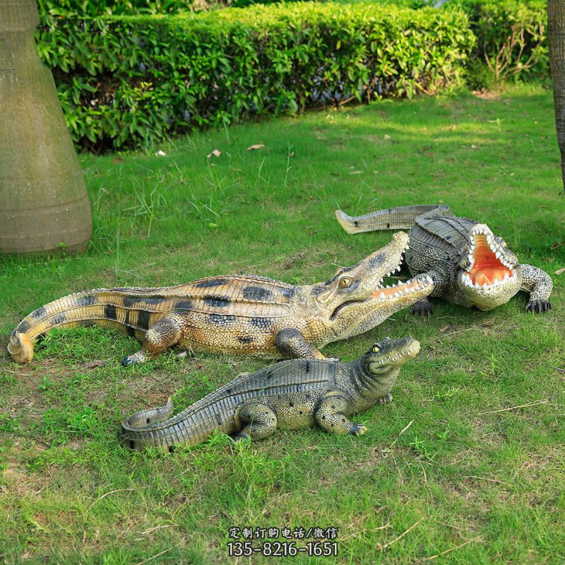 鳄鱼雕塑摆件玻璃钢公园园林草坪动物雕塑