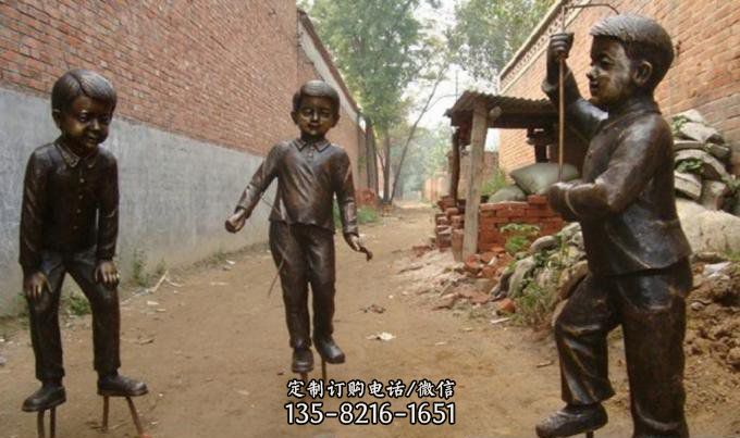 公园玩陀螺的儿童小品铜雕