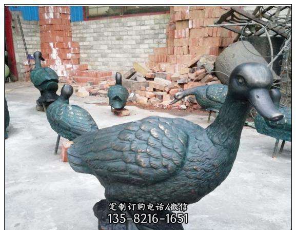 广场青铜鸭子雕塑 广场青铜鸭子雕塑