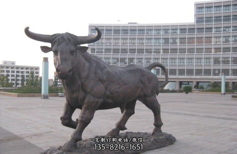 广场铜雕牛-马约尔雕塑