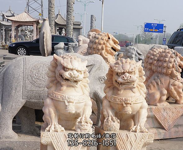 公园动物晚霞红狮子石雕