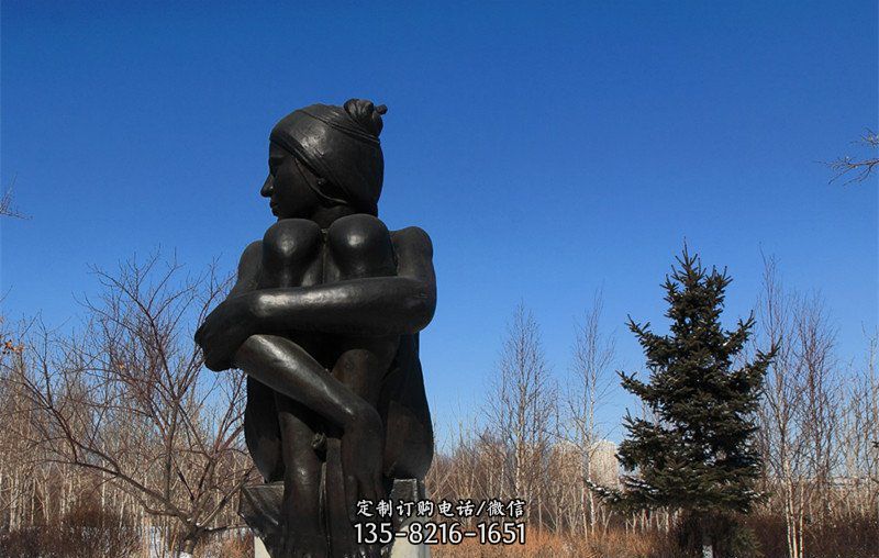 广场抱膝盖的女孩人物铜雕