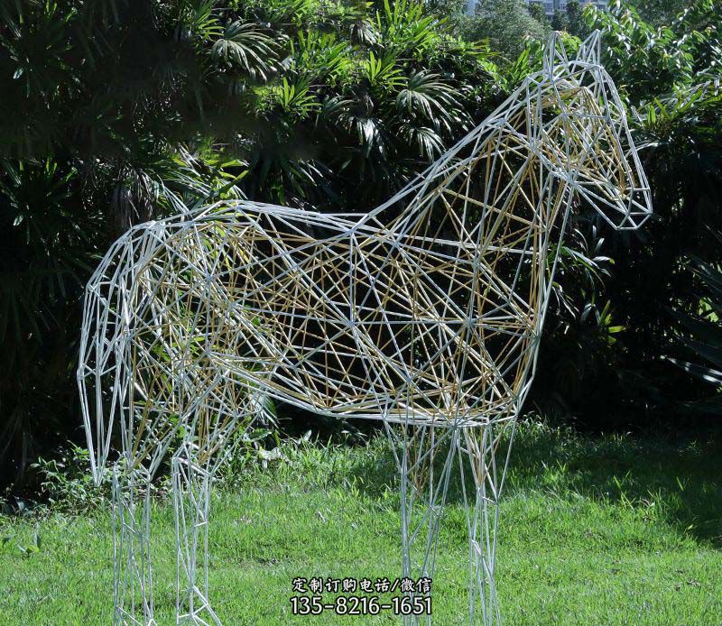 不锈钢镂空马雕塑1