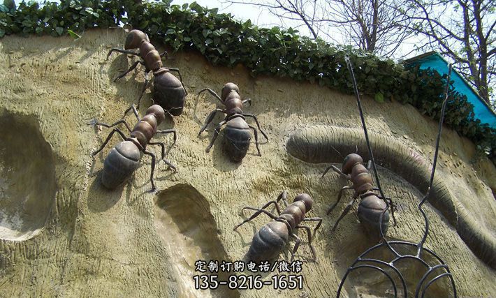 爬山的蚂蚁铜雕