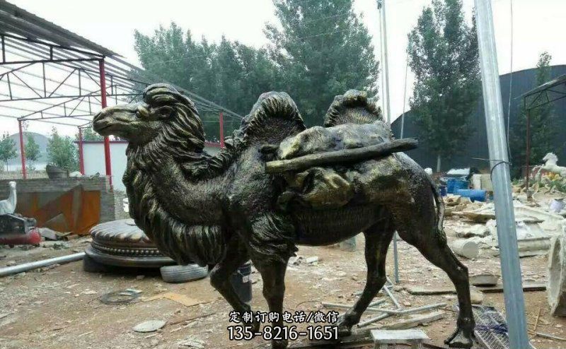 驮着东西的骆驼铜雕 驮着东西的骆驼铜雕
