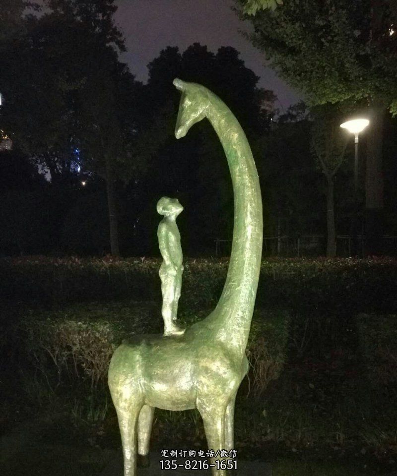 公园站在长颈鹿背上的人物景观铜雕