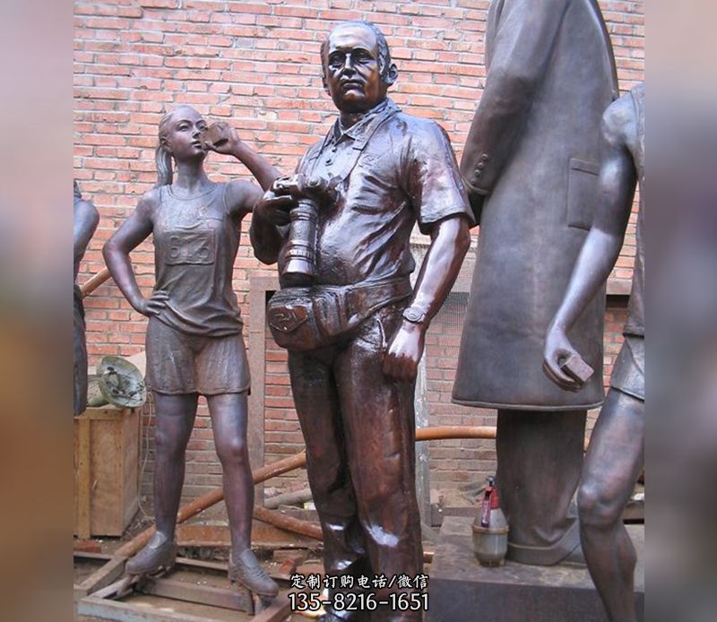 现代人物广场铜雕