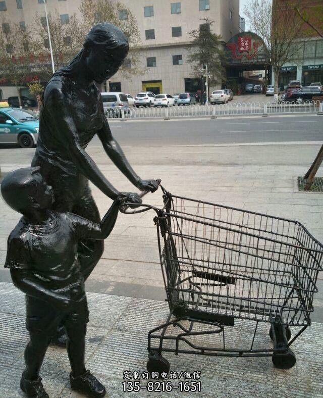 推购物车的人物铜雕