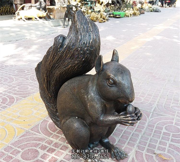 公园铜雕松鼠-带口的松鼠葡萄石雕