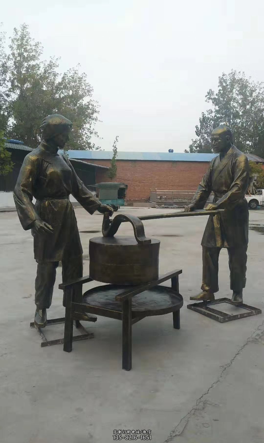 铜雕广场推撵人物雕塑 铜雕广场推撵人物雕塑