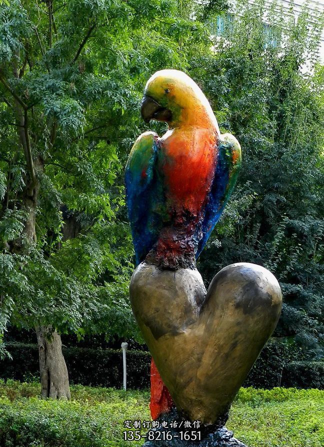 公園站在心上的鸚鵡動物銅雕