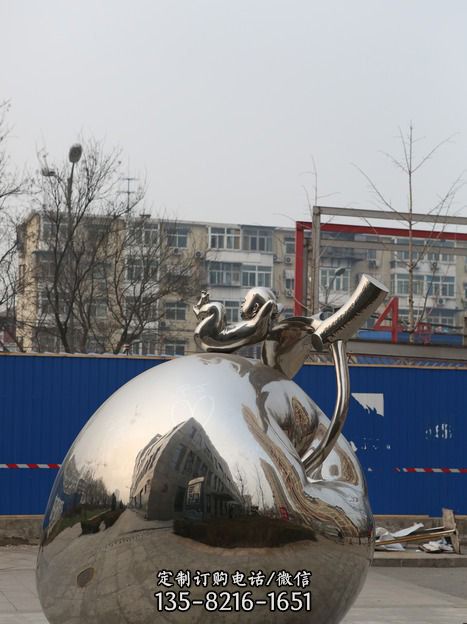 城市不锈钢躺在苹果上的小孩雕塑 城市不锈钢躺在苹果上的小孩雕塑