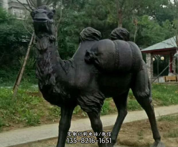 驮行李的骆驼铜雕 驮行李的骆驼铜雕