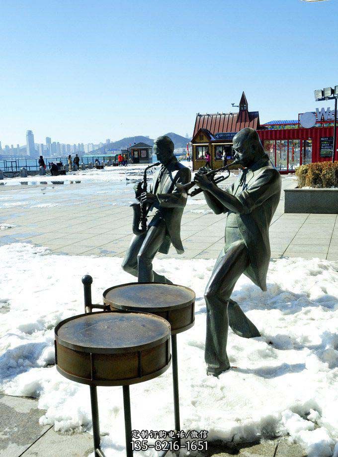 广场吹奏乐器的人物铜雕