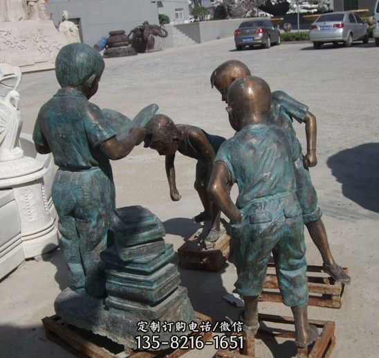 各种造型的小孩铜雕像