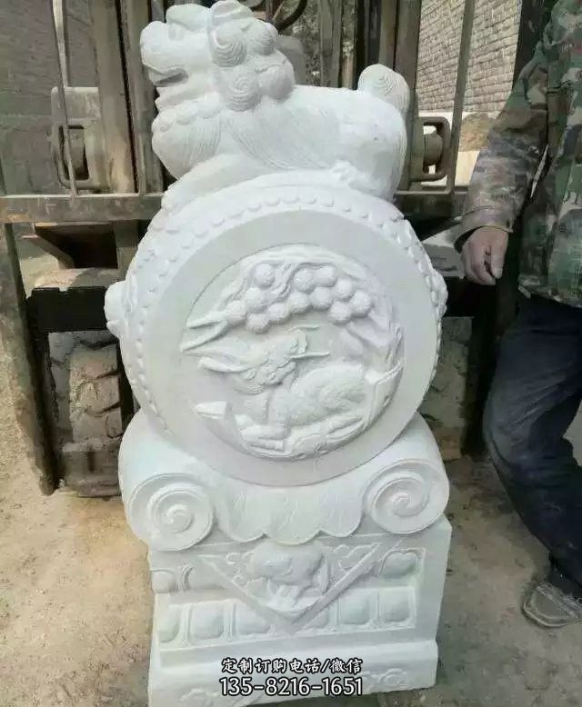 汉白玉狮子门墩 汉白玉狮子门墩