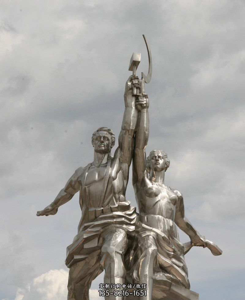 不锈钢拿着镰刀和锤子的人广场雕塑