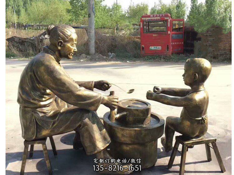 广场帮母亲磨豆浆小品人物铜雕 广场帮母亲磨豆浆小品人物铜雕