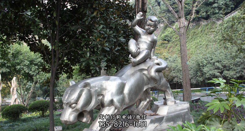 不锈钢老虎与小孩景观雕塑