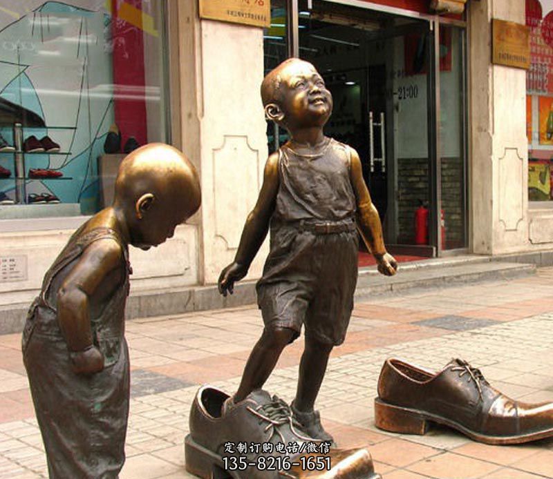 街边穿大鞋的小孩铜雕