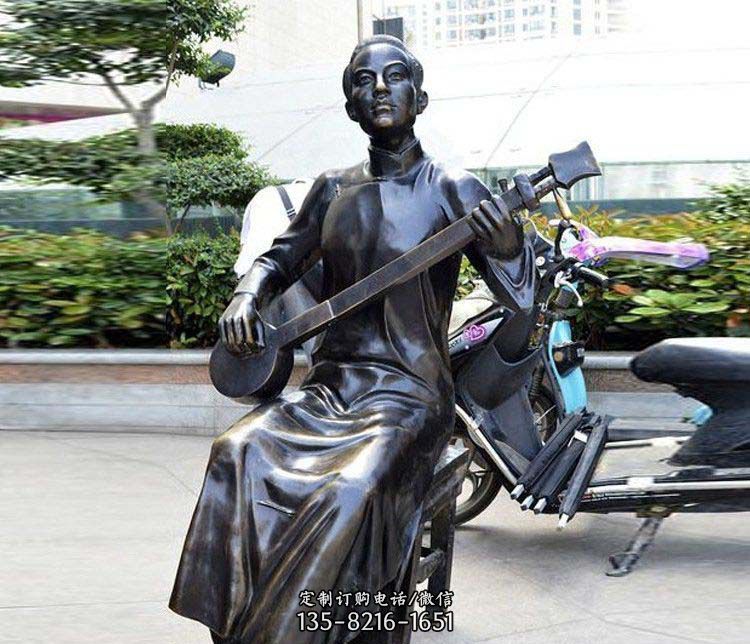 步行街弹三弦的人物景观铜雕 步行街弹三弦的人物景观铜雕
