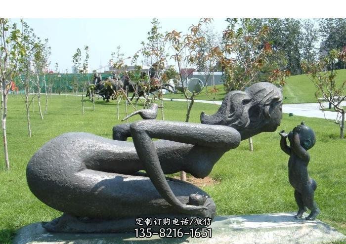 母子亲吻公园人物雕塑