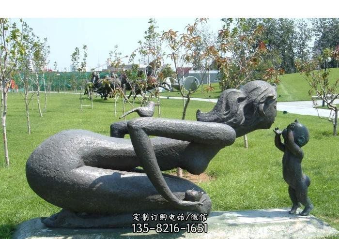 母子亲吻公园人物雕塑 母子亲吻公园人物雕塑