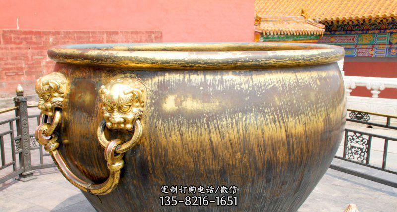 故宫圆形水缸铜雕