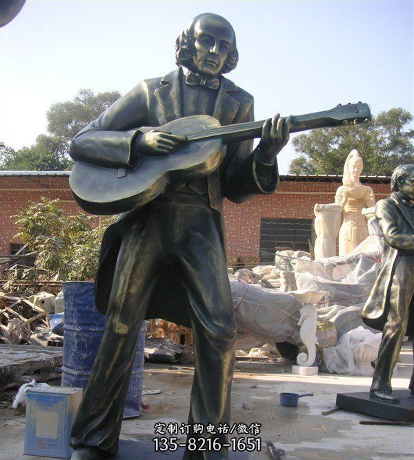 公园弹吉他的西方男人人物铜雕