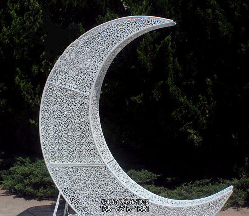 不锈钢镂空弯月亮公园景观雕塑