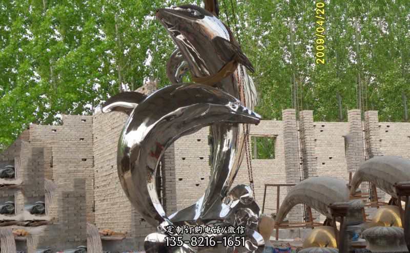 不锈钢海边海豚雕塑