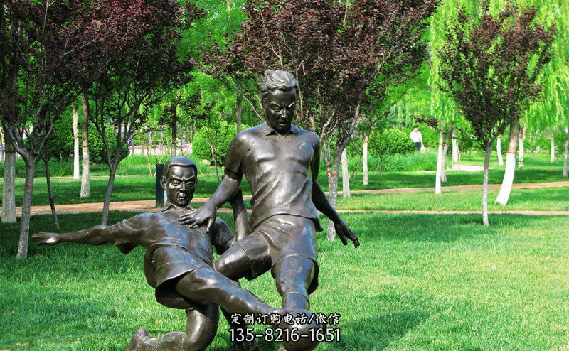 公园踢足球的人物铜雕