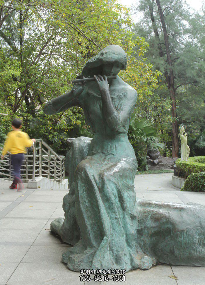 公园吹笛子的女孩人物铜雕