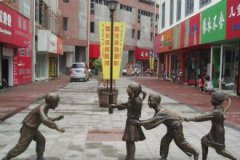 老鹰捉小鸡雕塑