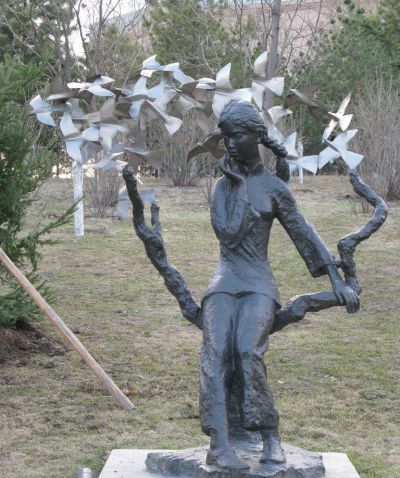 公园和平鸽和小女孩景观铜雕