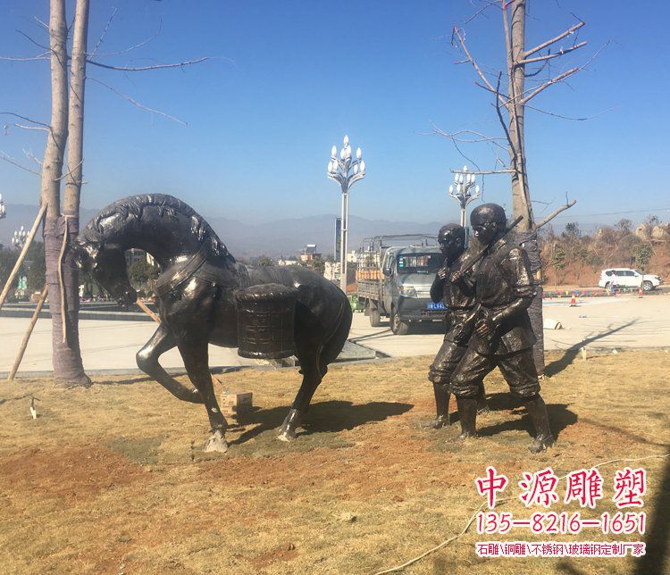 公园景观驮着东西的马铜雕
