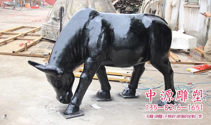 牛吃草铜雕