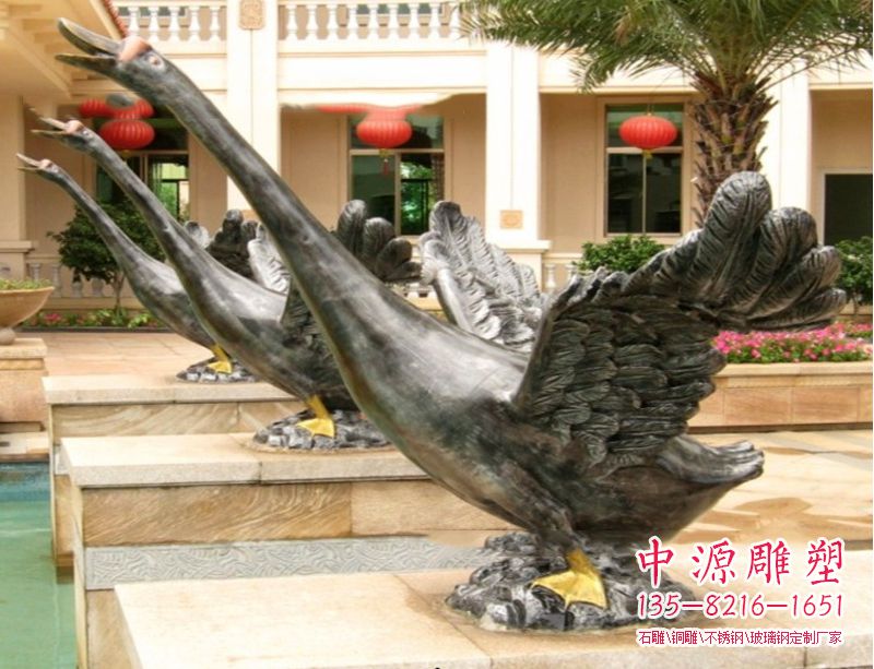 园林水景展翅翱翔的吐水天鹅动物雕塑