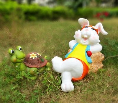 《龟兔赛跑》之卡通乌龟和兔子雕塑