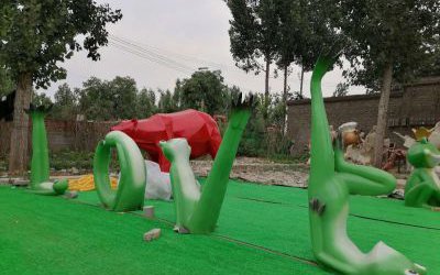 公园玻璃钢彩绘青蛙卡通LOVE雕塑