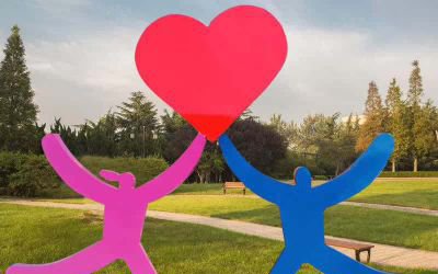 公园广场抽象彩绘玻璃钢爱心雕塑