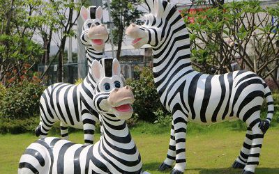 公园草坪玻璃钢彩绘卡通童趣创意斑马雕塑