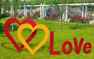 公园景区创意玻璃钢love表达爱意的爱心雕塑