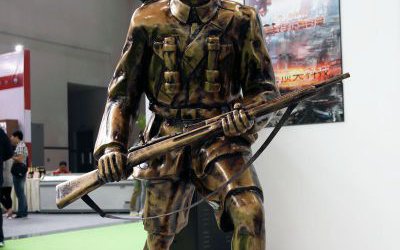 景区景点玻璃钢仿铜拿着枪行走的八路军雕塑